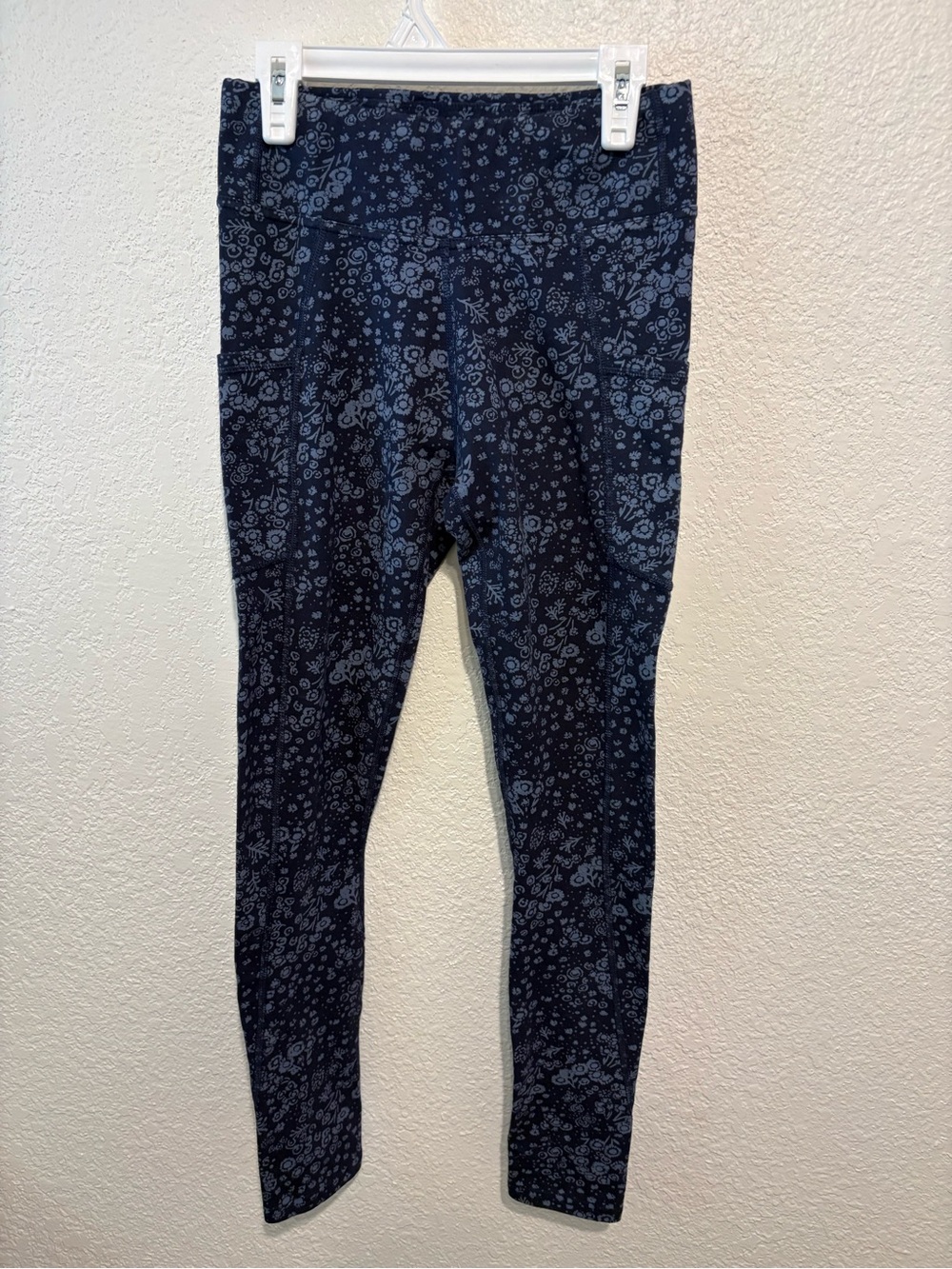 Pact Navy Leggings with Light Blue Floral Print size XS